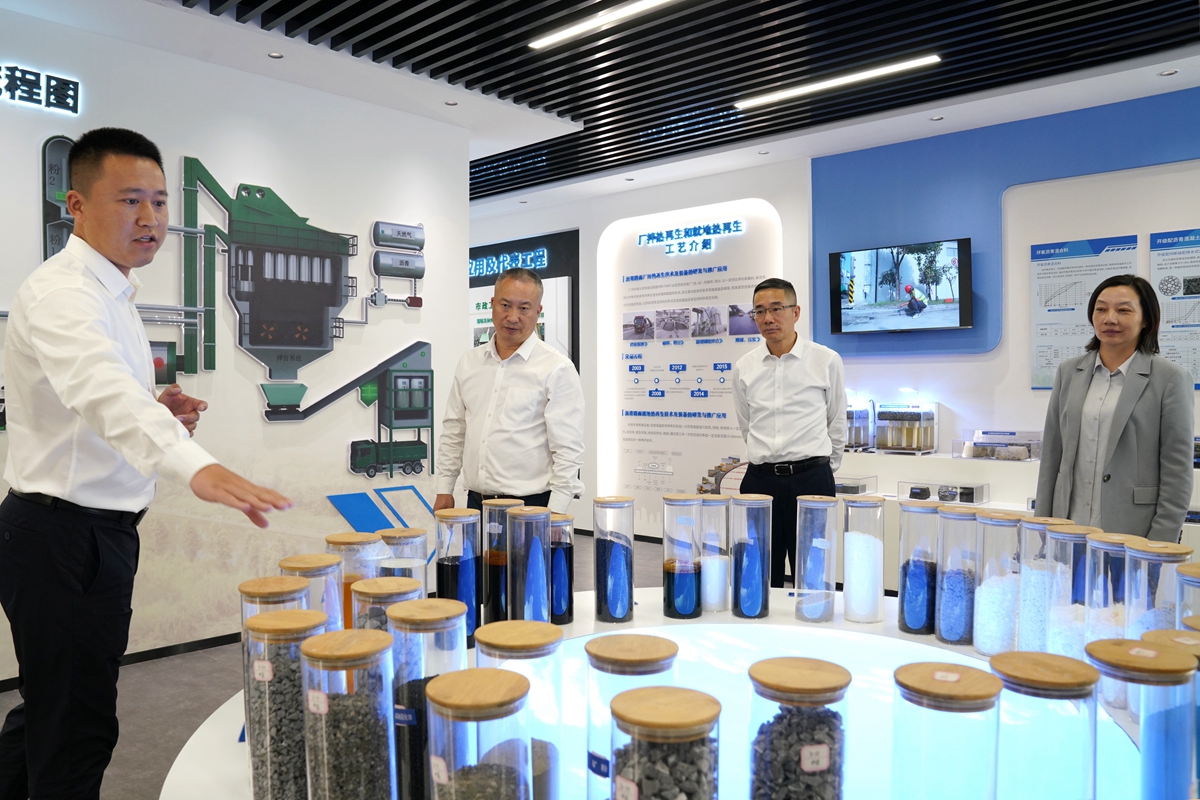 20241009市國資委黨委書記、主任陳文榮參觀杭州灣綠色養護公司展廳，右起李利、柏衛東、陳文榮（李阿梅 攝）.jpg